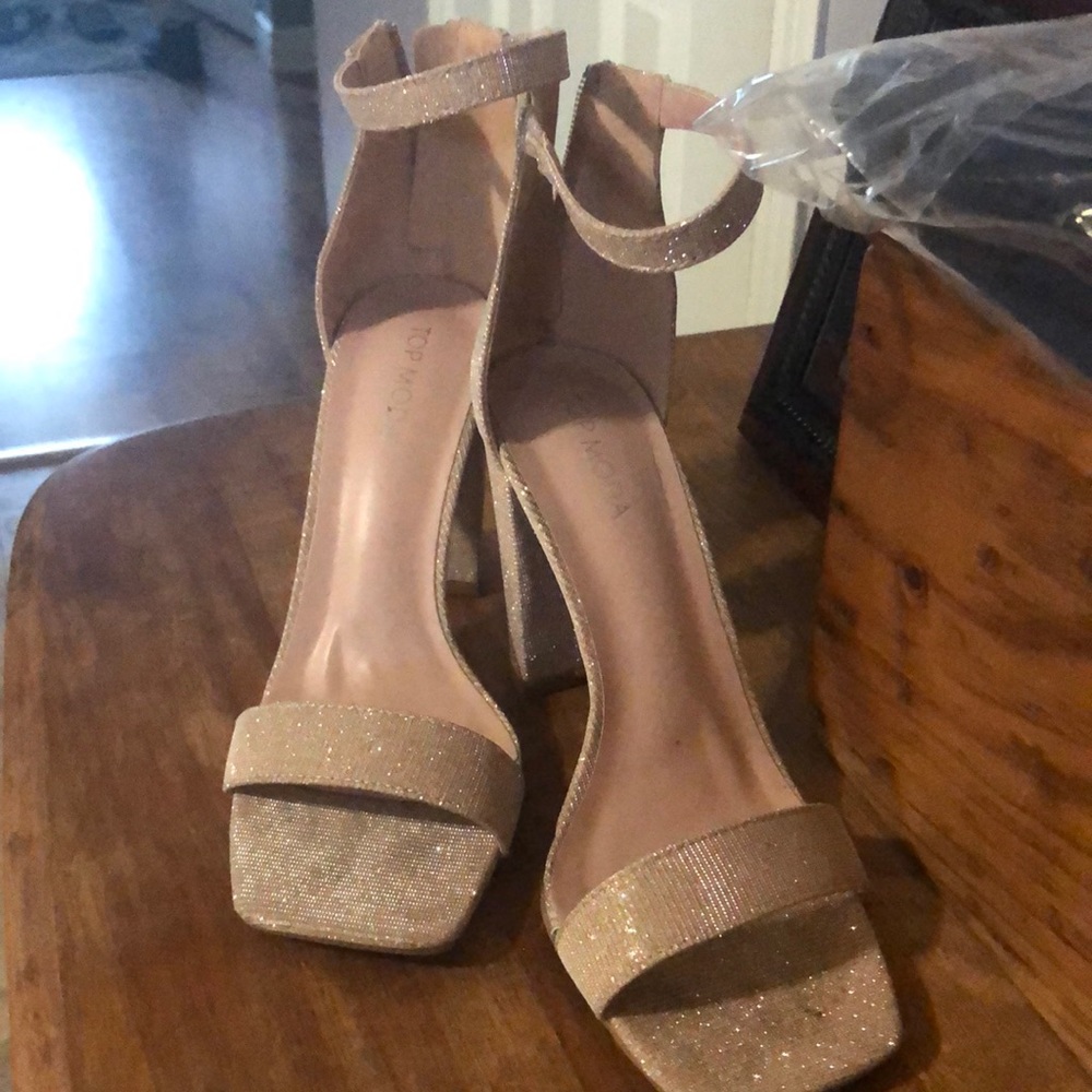 Size 8. Perfect condition minus one small smudge on soul of one shoe. Worn once.